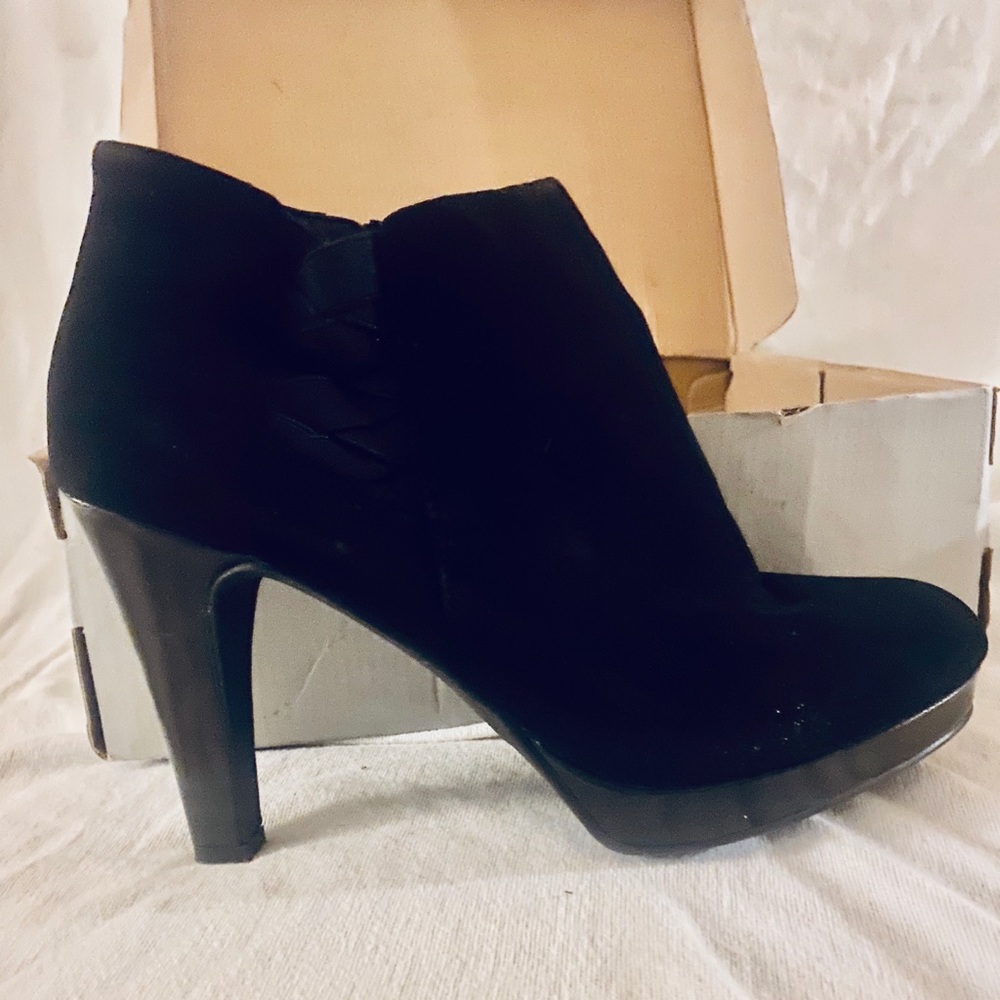 Black High heeled booties